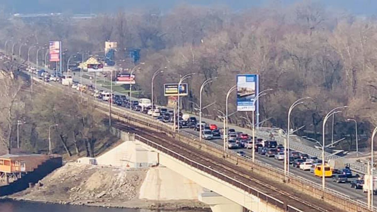 Карантин у Києві: фото гігантського затору на мосту Метро шокувало мережу