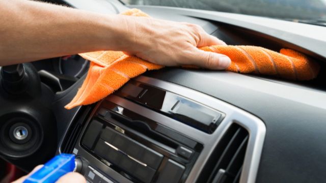 Фахівці розповіли, як обробити салон автомобіля для профілактики коронавірусу - фото 392893