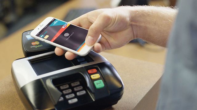 Дотримуйтесь дистанції при безконтактній оплаті - фото 393043