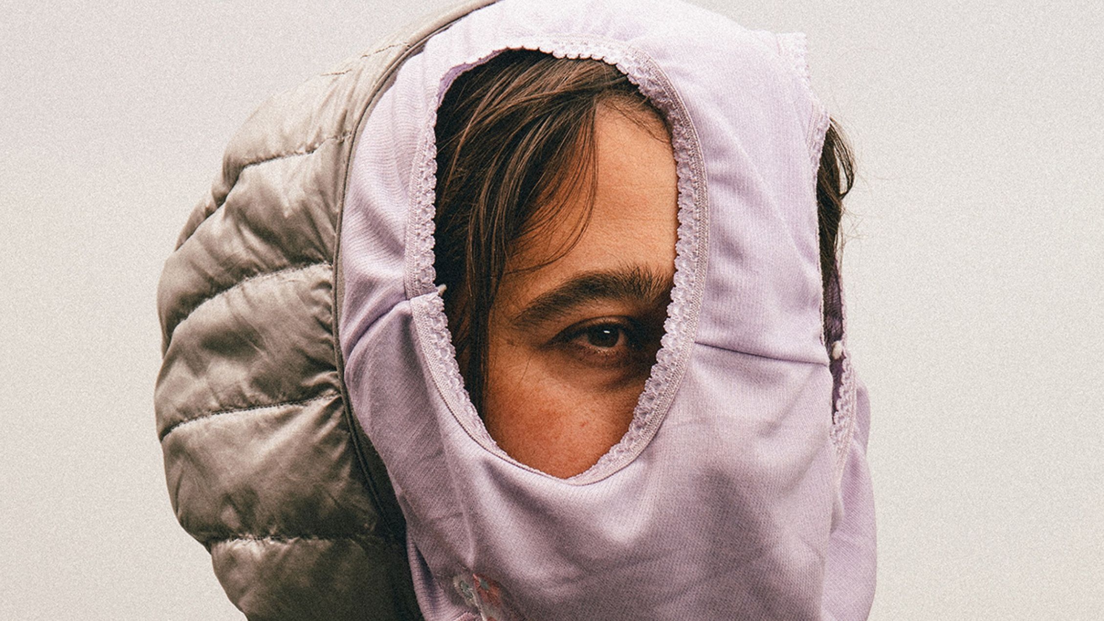 Дівчина показала, як зробити маску з трусів: кумедне відео