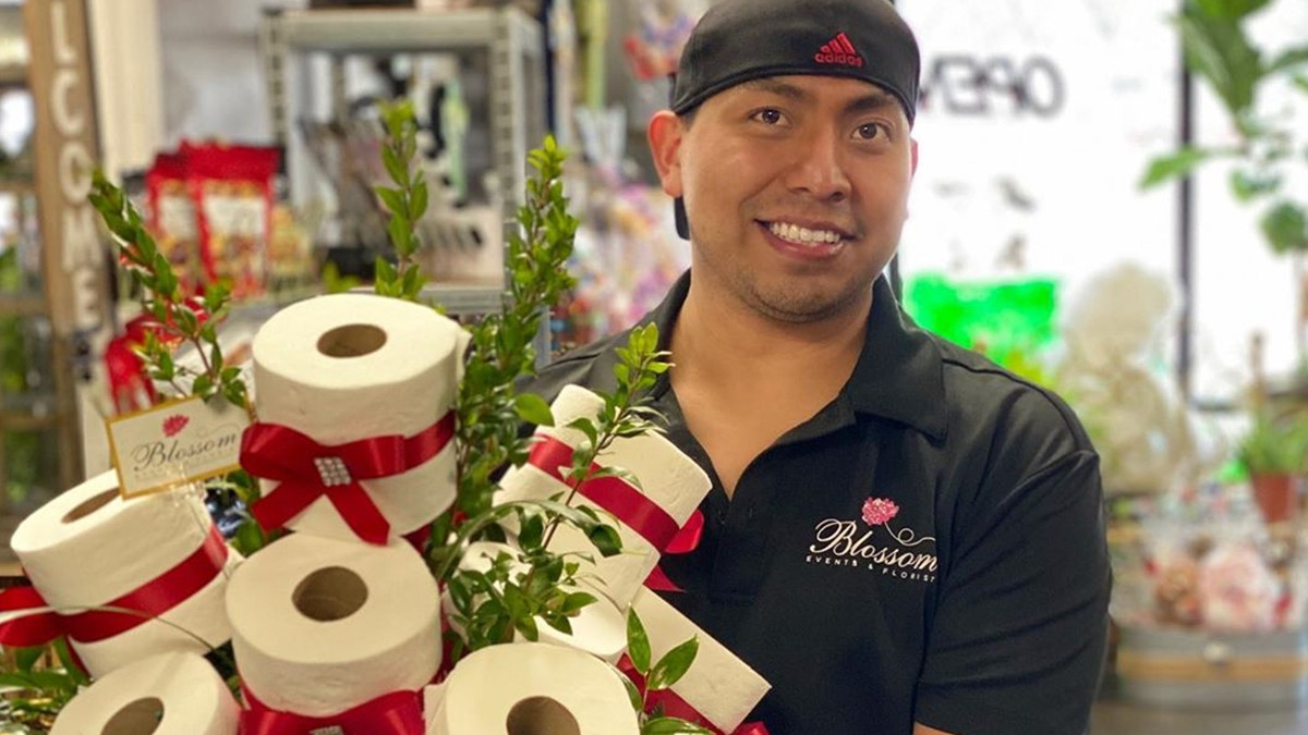 У США флорист робить букети з туалетного паперу: фото - фото 1