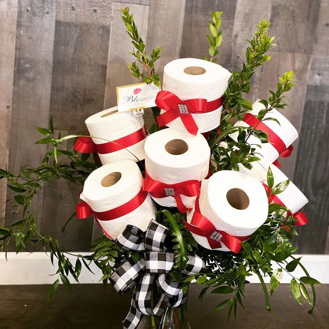 У США флорист робить букети з туалетного паперу: фото - фото 393153