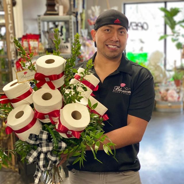 У США флорист робить букети з туалетного паперу: фото - фото 393154