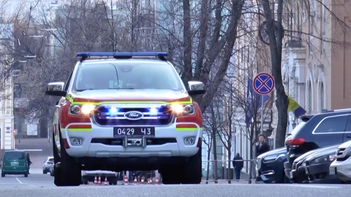 Києвом почали їздити авто з гучномовцями, інформуючи про умови карантину: відео