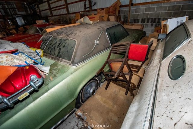 На складі під горою сміття знайшли 50 безцінних авто: фотофакт - фото 393258