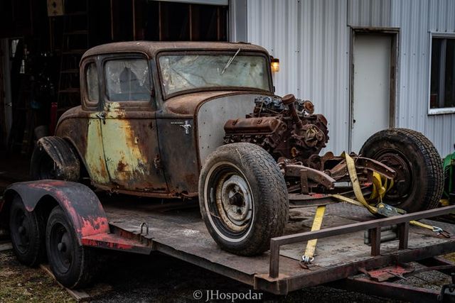 На складі під горою сміття знайшли 50 безцінних авто: фотофакт - фото 393259