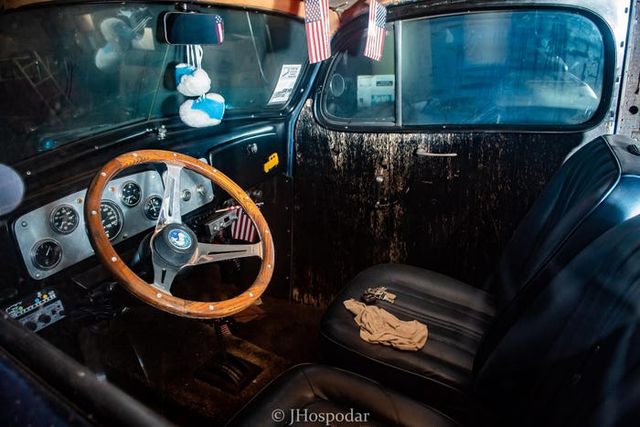 На складі під горою сміття знайшли 50 безцінних авто: фотофакт - фото 393260