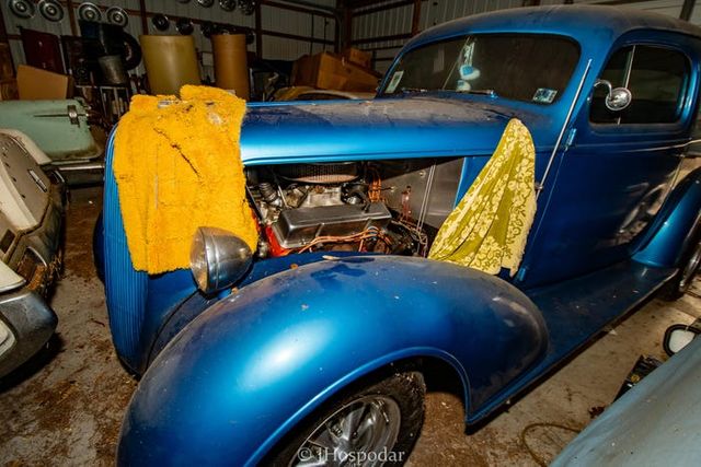 На складі під горою сміття знайшли 50 безцінних авто: фотофакт - фото 393261