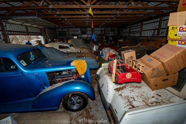 На складі під горою сміття знайшли 50 безцінних авто: фотофакт - фото 393264
