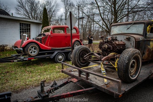 На складі під горою сміття знайшли 50 безцінних авто: фотофакт - фото 393267