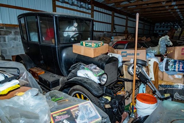 На складі під горою сміття знайшли 50 безцінних авто: фотофакт - фото 393268