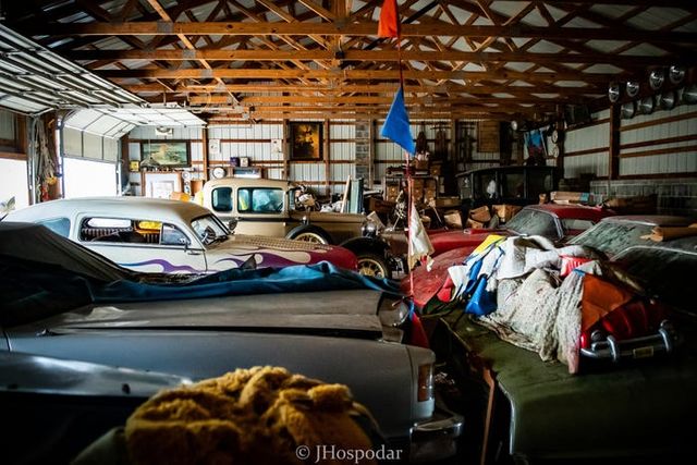 На складі під горою сміття знайшли 50 безцінних авто: фотофакт - фото 393270