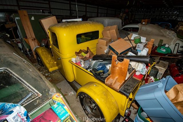 На складі під горою сміття знайшли 50 безцінних авто: фотофакт - фото 393271