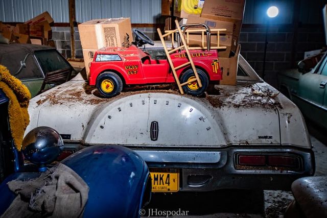 На складі під горою сміття знайшли 50 безцінних авто: фотофакт - фото 393272