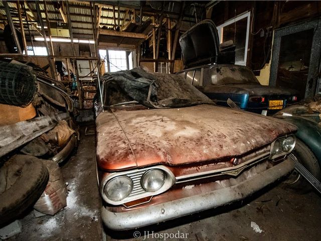 На складі під горою сміття знайшли 50 безцінних авто: фотофакт - фото 393273