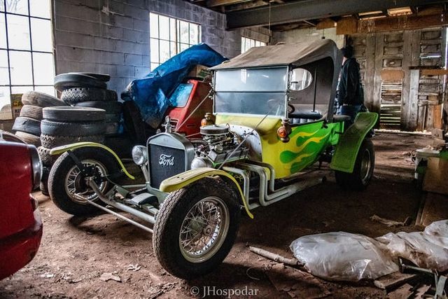 На складі під горою сміття знайшли 50 безцінних авто: фотофакт - фото 393274