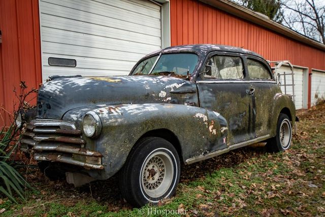 На складі під горою сміття знайшли 50 безцінних авто: фотофакт - фото 393275