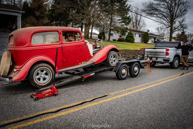 На складі під горою сміття знайшли 50 безцінних авто: фотофакт - фото 393276