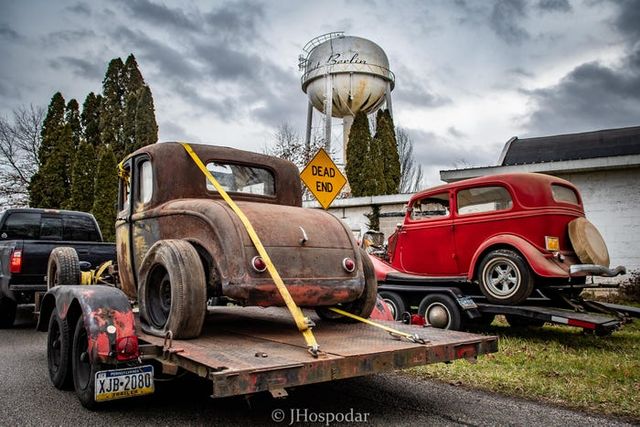 На складі під горою сміття знайшли 50 безцінних авто: фотофакт - фото 393277