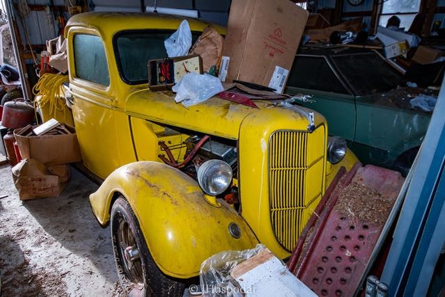 На складі під горою сміття знайшли 50 безцінних авто: фотофакт - фото 393278