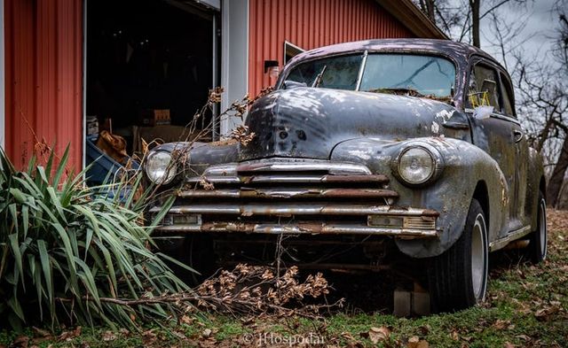 На складі під горою сміття знайшли 50 безцінних авто: фотофакт - фото 393279