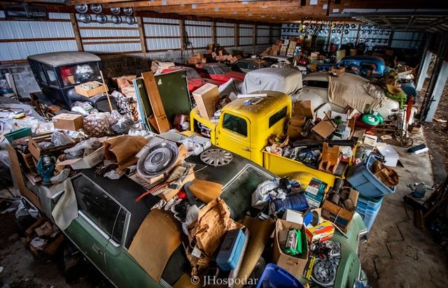 На складі під горою сміття знайшли 50 безцінних авто: фотофакт - фото 393281