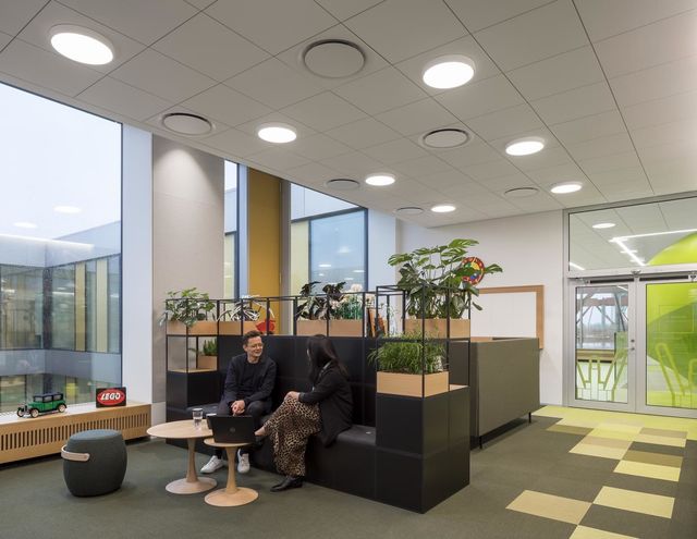 Як виглядає офіс компанії LEGO в Данії: ефектні фото - фото 393307