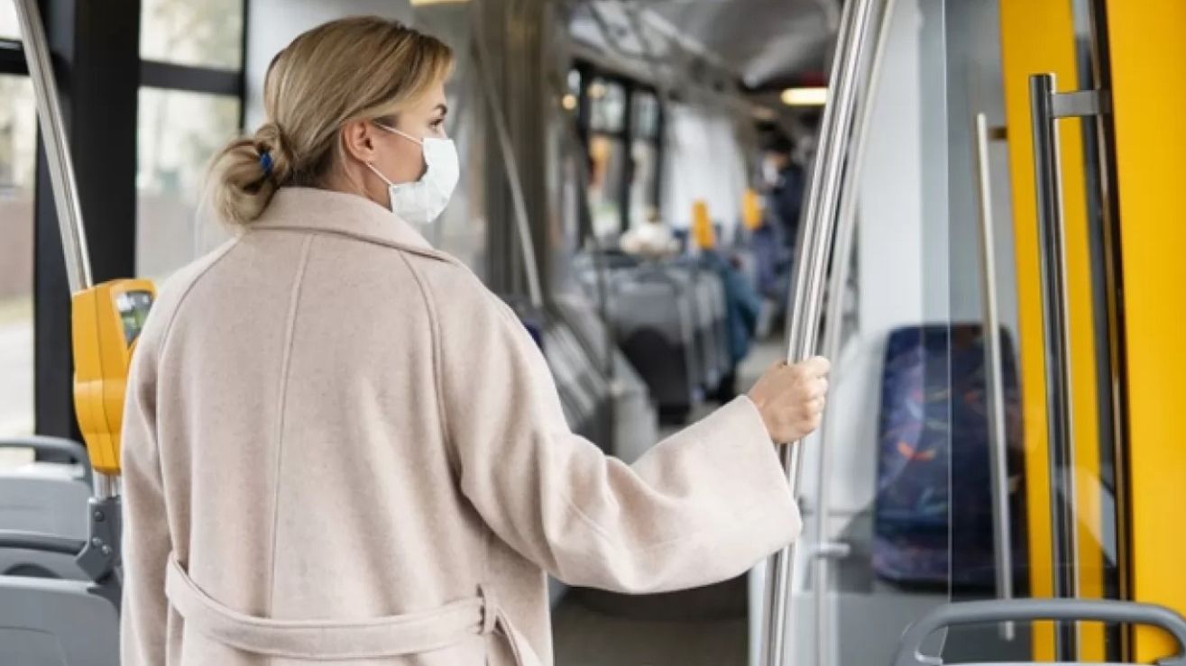 У Києві впускають людей у громадський транспорт лише за перепустками: як їх отримати