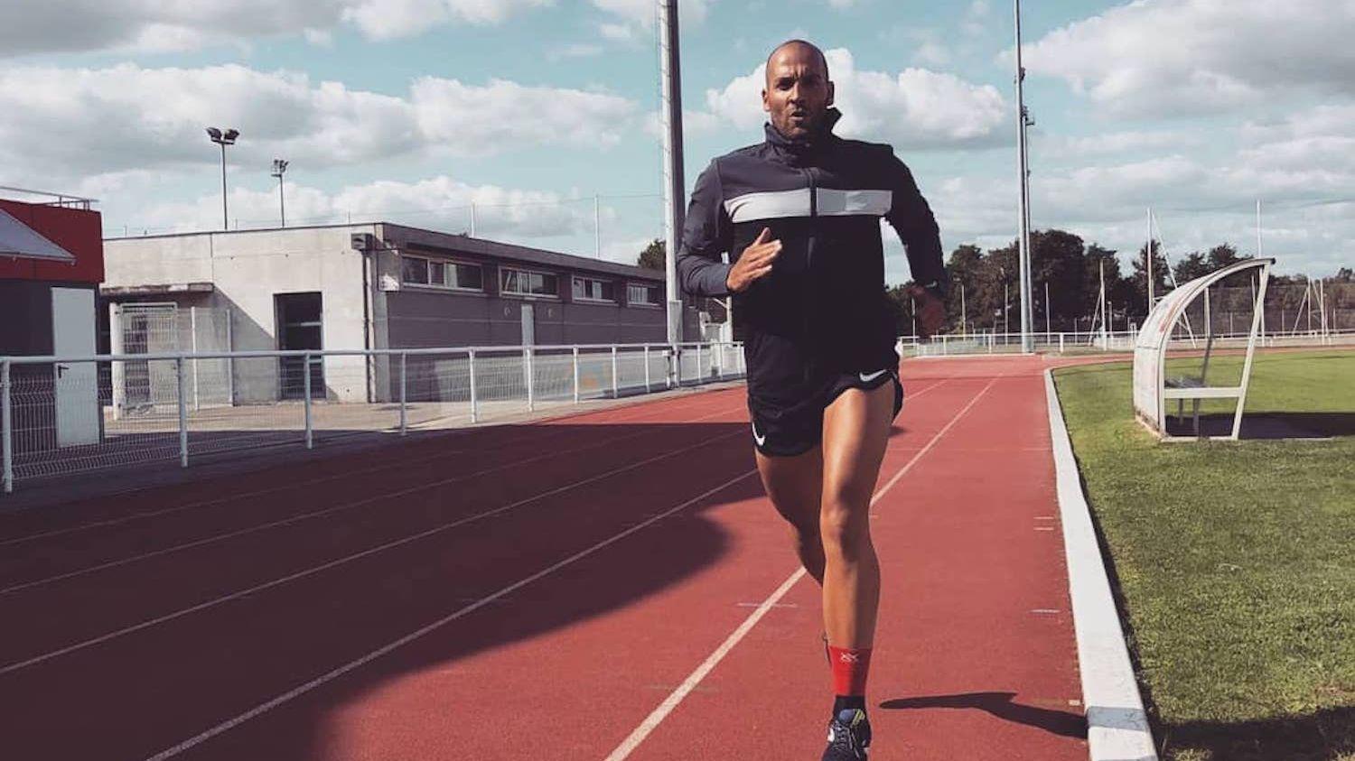 Цей герой пробіг марафон на балконі - фото 1