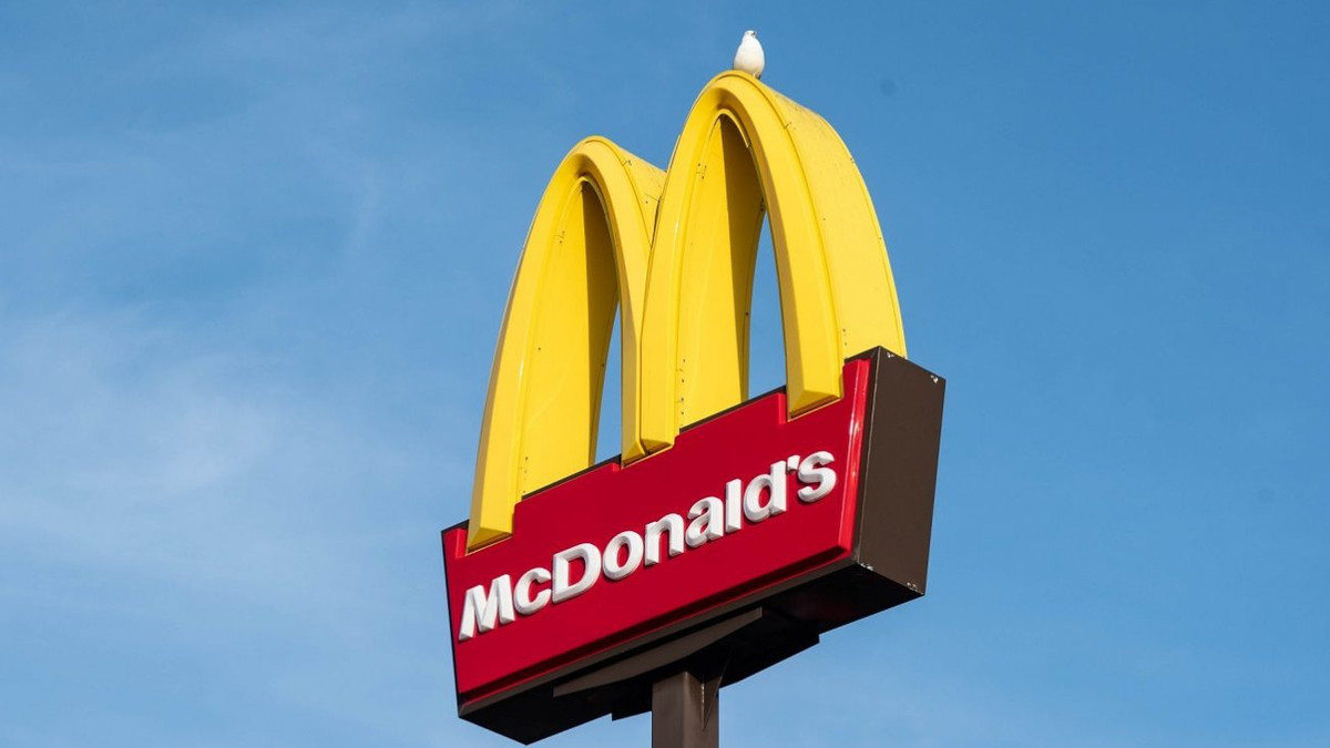 У McDonald's змінили логотип, адаптувавши його до теми самоізоляції - фото 1