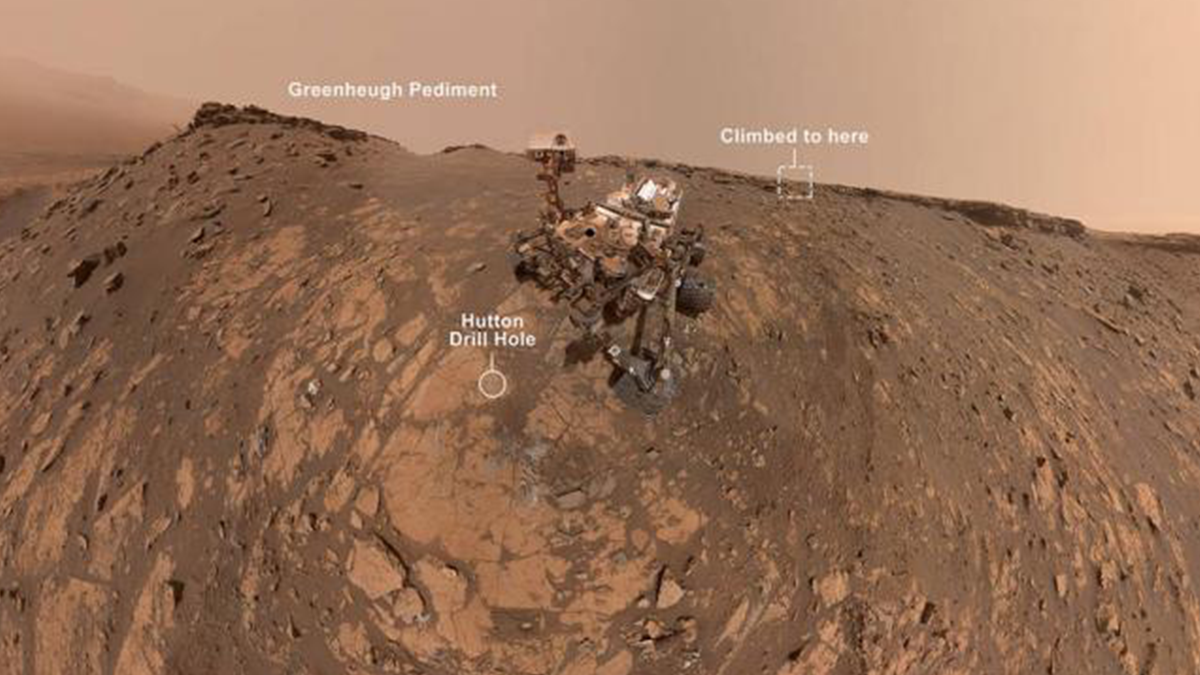 Марсохід Curiosity зробив нове селфі перед рекордним підйомом на пагорб