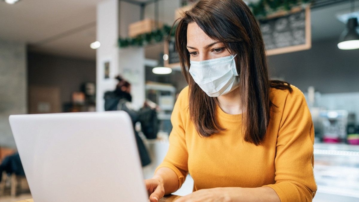 Медики показали, як правильно знімати захисну маску: пізнавальне відео