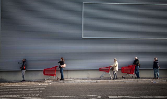Журналісти створили архів знімків про життя під час пандемії - фото 393906