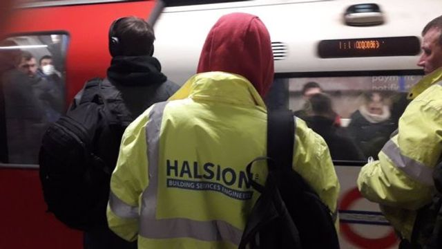 Як виглядає переповнене метро у Лондоні: фоторепортаж - фото 394004