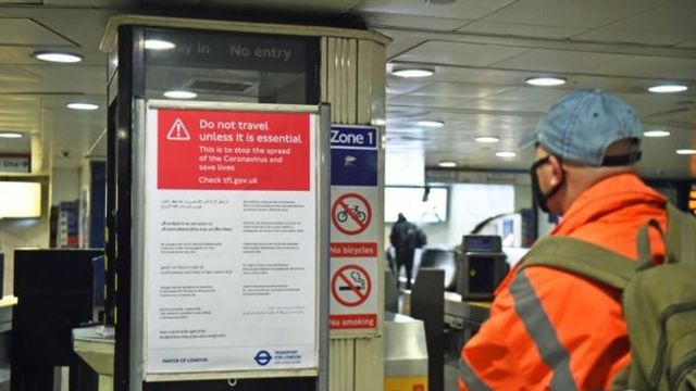 Як виглядає переповнене метро у Лондоні: фоторепортаж - фото 394006