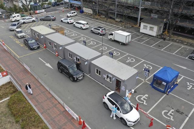 Corona Drive In: у Швейцарії з'явилися кіоски з експрес-тестами на COVID-19 - фото 394047