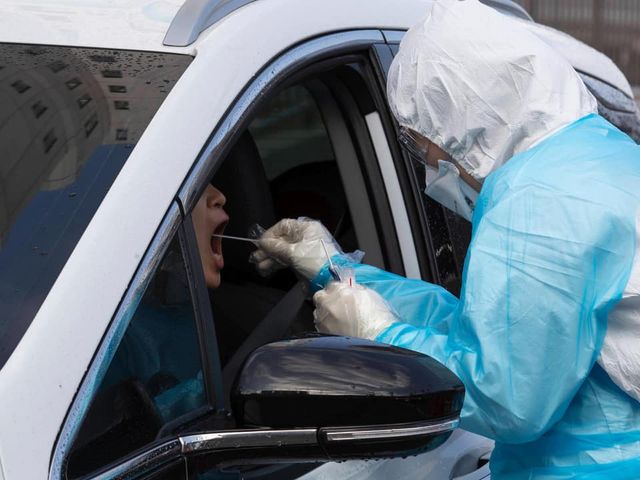 Corona Drive In: у Швейцарії з'явилися кіоски з експрес-тестами на COVID-19 - фото 394048