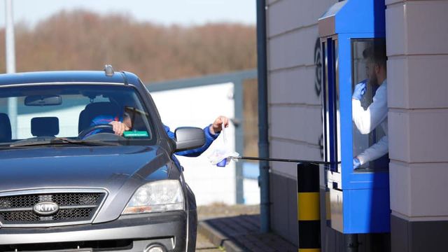 Corona Drive In: у Швейцарії з'явилися кіоски з експрес-тестами на COVID-19 - фото 394049