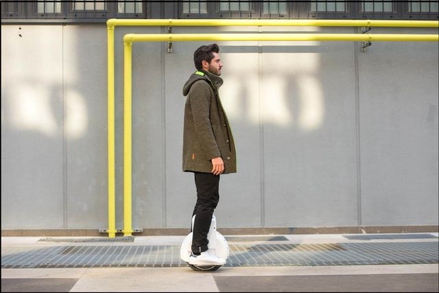 Моноколесо дозволяє швидко маневрувати поміж пішоходів - фото 394198