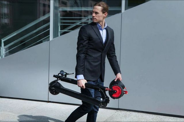 На самокаті можуть кататися і офісні клерки - фото 394199