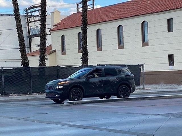 Шпигуни розсекретили зовнішній вигляд нового Nissan X-Trail - фото 394298