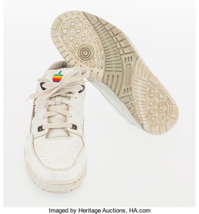 Старі кросівки співробітника Apple продали за чималу суму - фото 394388