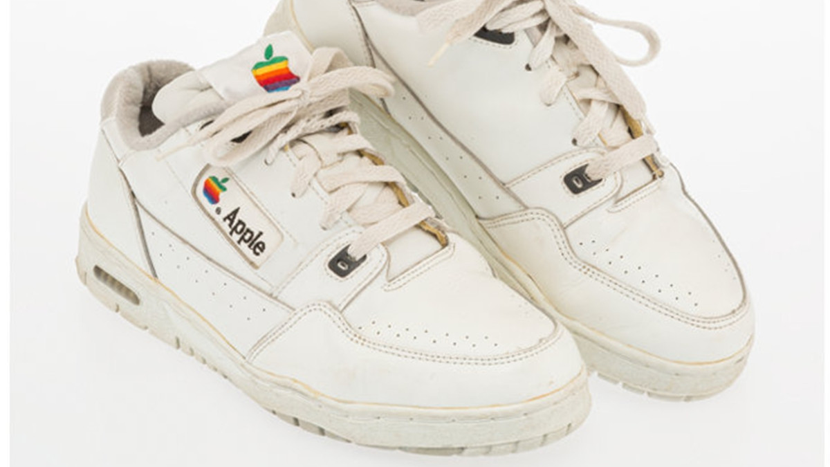 Старі кросівки співробітника Apple продали за чималу суму - фото 1