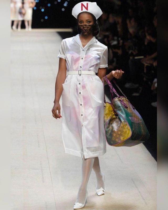 Наомі Кемпбелл розбурхала мережу образом сексуальної медсестри: пікантні фото - фото 394416