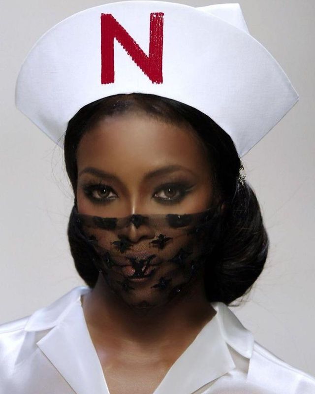 Наомі Кемпбелл розбурхала мережу образом сексуальної медсестри: пікантні фото - фото 394417