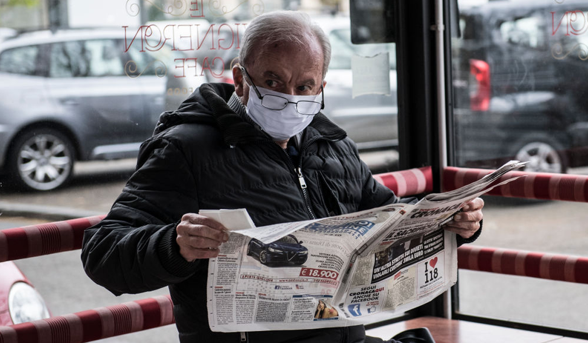 Італієць в Турині читає новини - фото 1