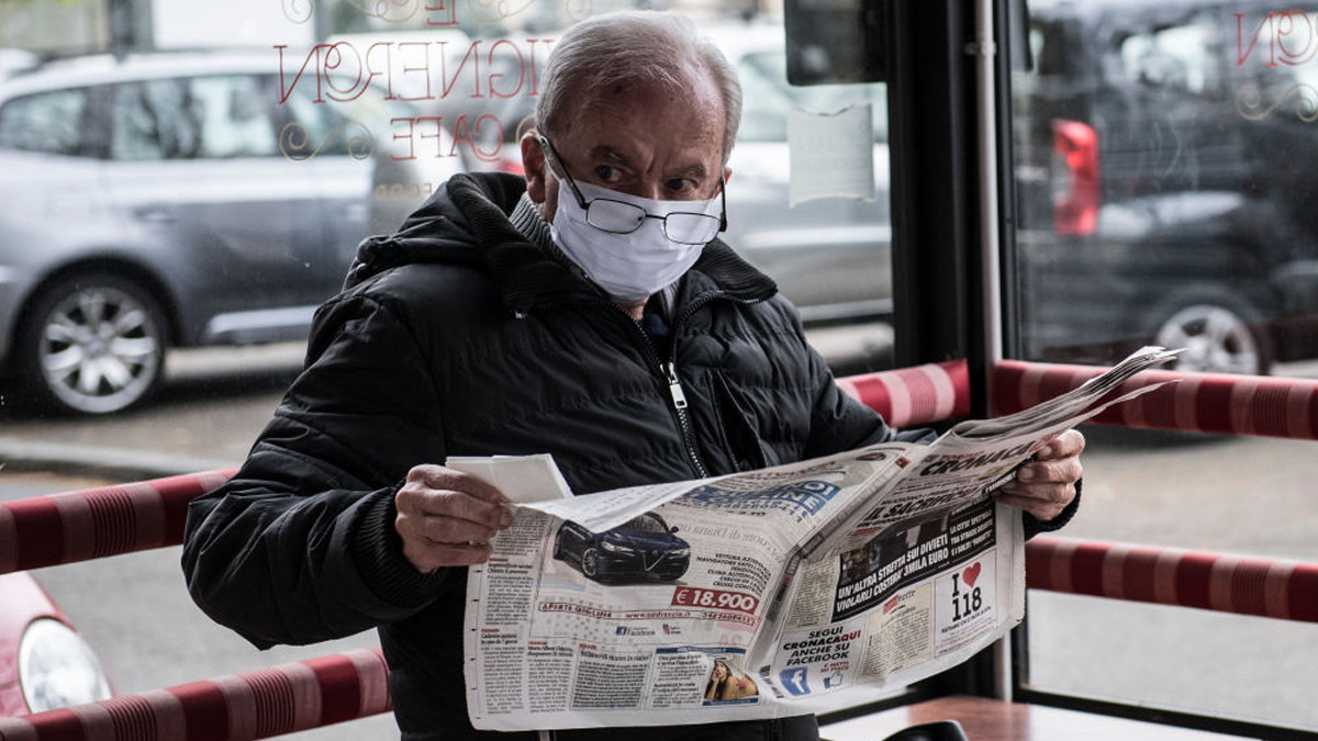 Італієць в Турині читає новини - фото 1