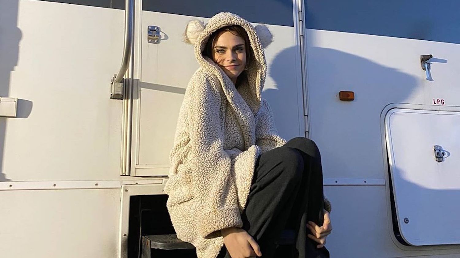 Кара Делевінь забрала цуценят з притулку на час карантину