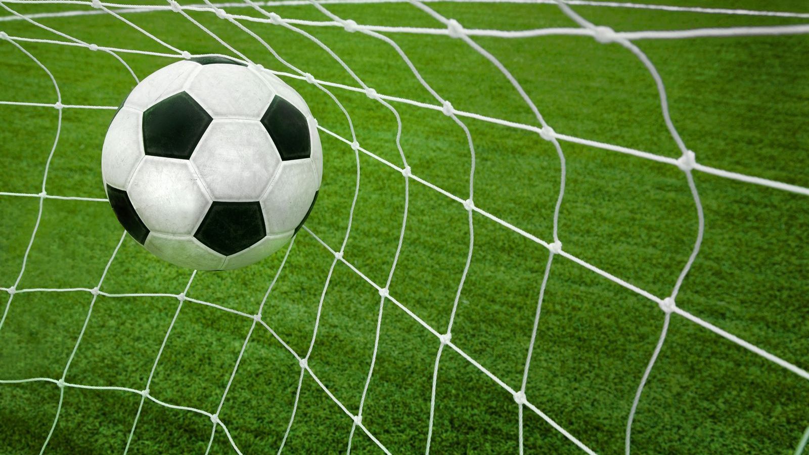 Американський футболіст забив неймовірний гол зі штрафного: відеофакт - фото 1