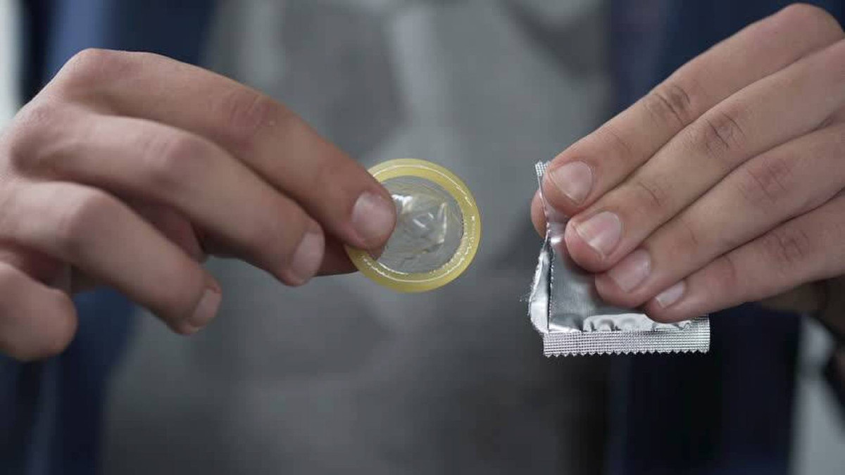 Через пандемію COVID-19 у світі можуть закінчитися презервативи - фото 1